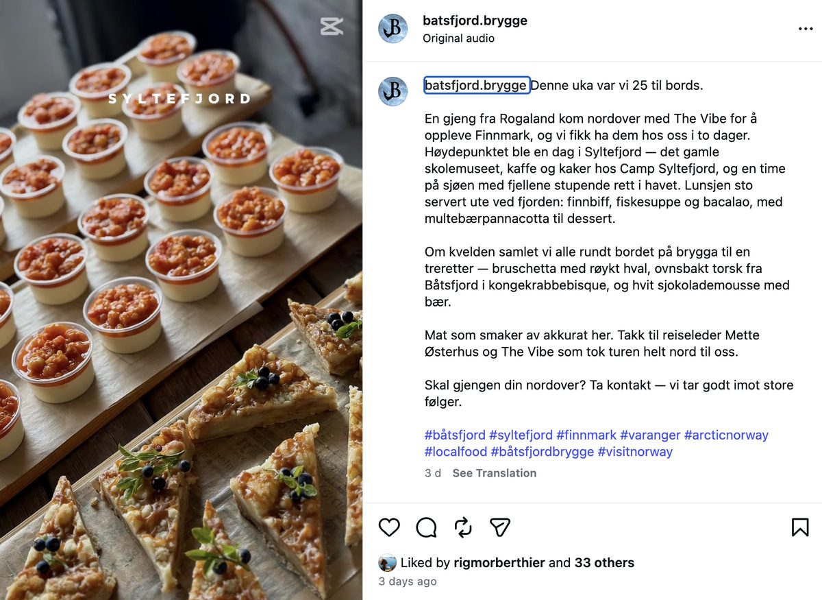 Instagram-innlegg fra Båtsfjord Brygge med bilde av multebærdessert og tekst skrevet med Ukas innlegg